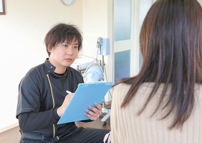 神楽鍼灸整骨院での状態確認を行なっている様子