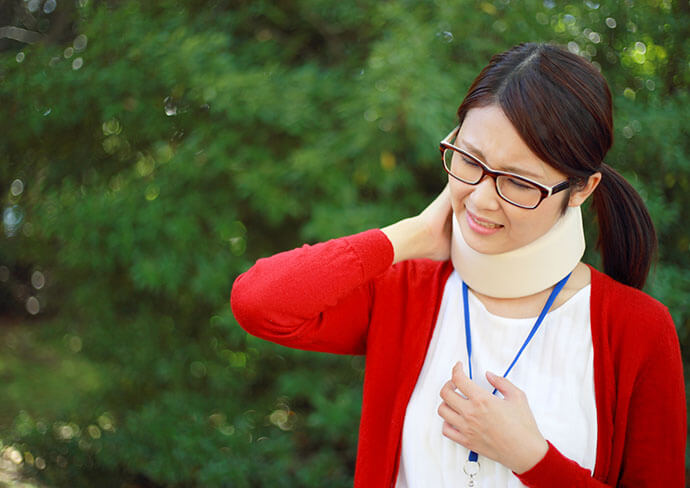 むちうちのつらそうな女性