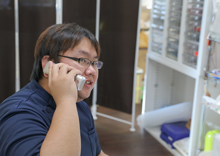 整骨院へ電話をしている様子