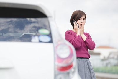 電話をする女性